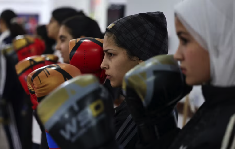 Clases de boxeo en Gaza permiten a las jóvenes desahogarse de la guerra