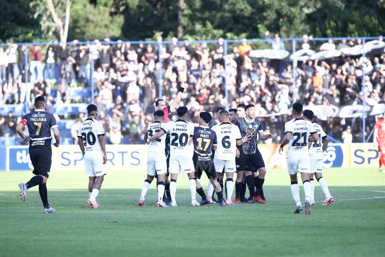 Olimpia humilla a Libertad y recupera la punta del Clausura