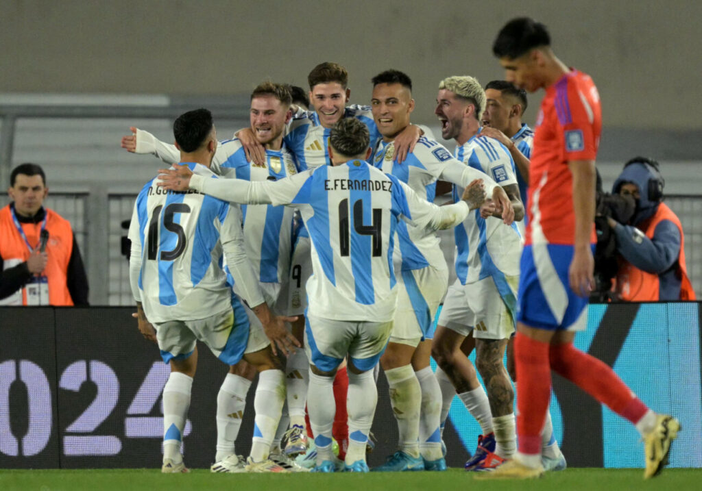 Argentina arrasa con Chile y sigue mandando en las Eliminatorias ...