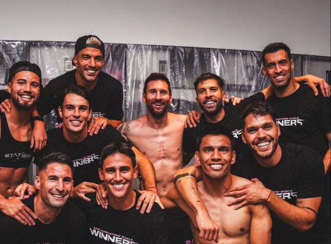 Diego Gómez homenajea a Sergio Busquets y Jordi Alba