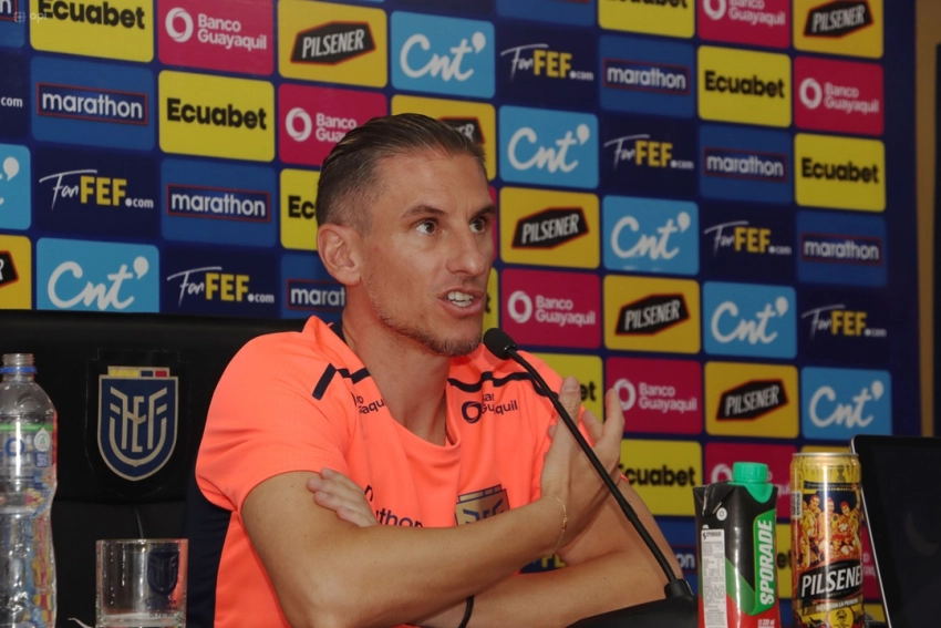Seleccionador de Ecuador ya analiza a la Albirroja: "Será un juego con mucho roce"