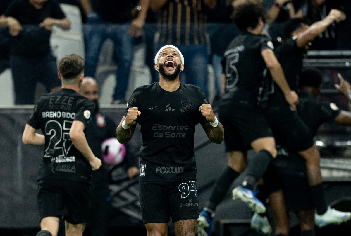 Corinthians, con Romero en cancha, goleó al Athletico Paranaense de Gamarra