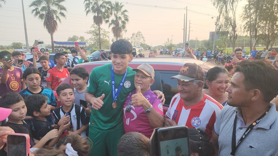 Arquero campeón con la Albirrojita fue recibido como un héroe en Concepción