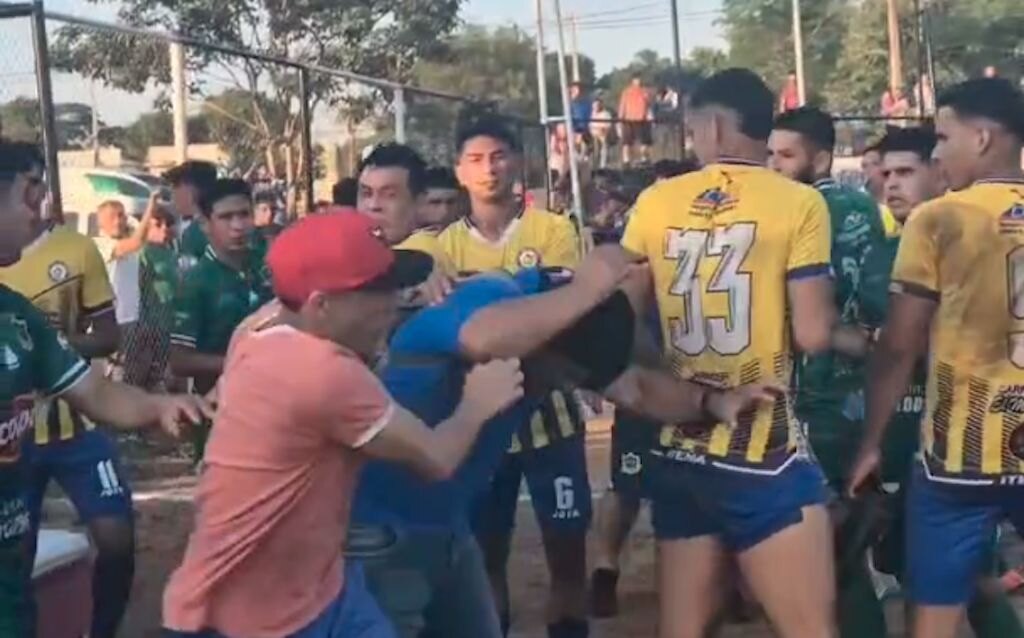 Hinchas invadieron la cancha y le pegaron al asistente técnico del equipo rival