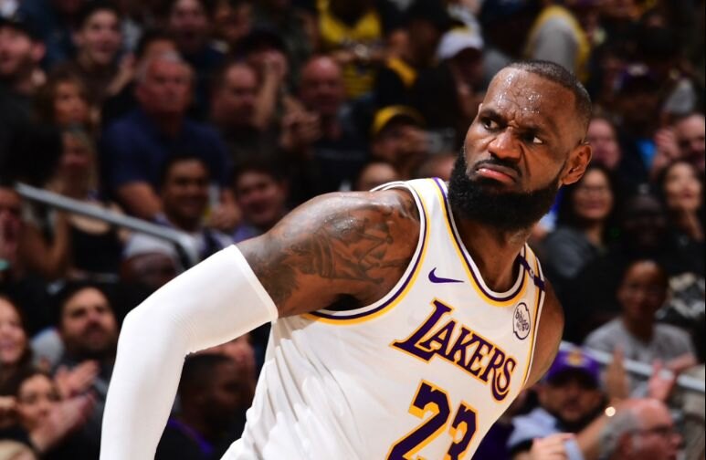 LeBron James maravilla con triple doble de 32 puntos para unos Lakers invictos