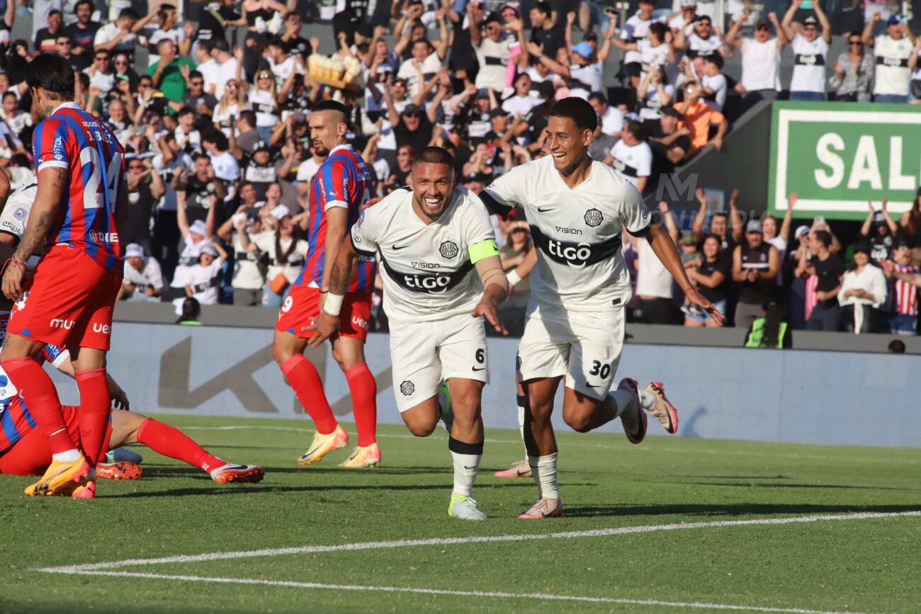 ¡El capitán y la chilena! Richard Ortiz aumenta para un Olimpia que arrancó arrollador