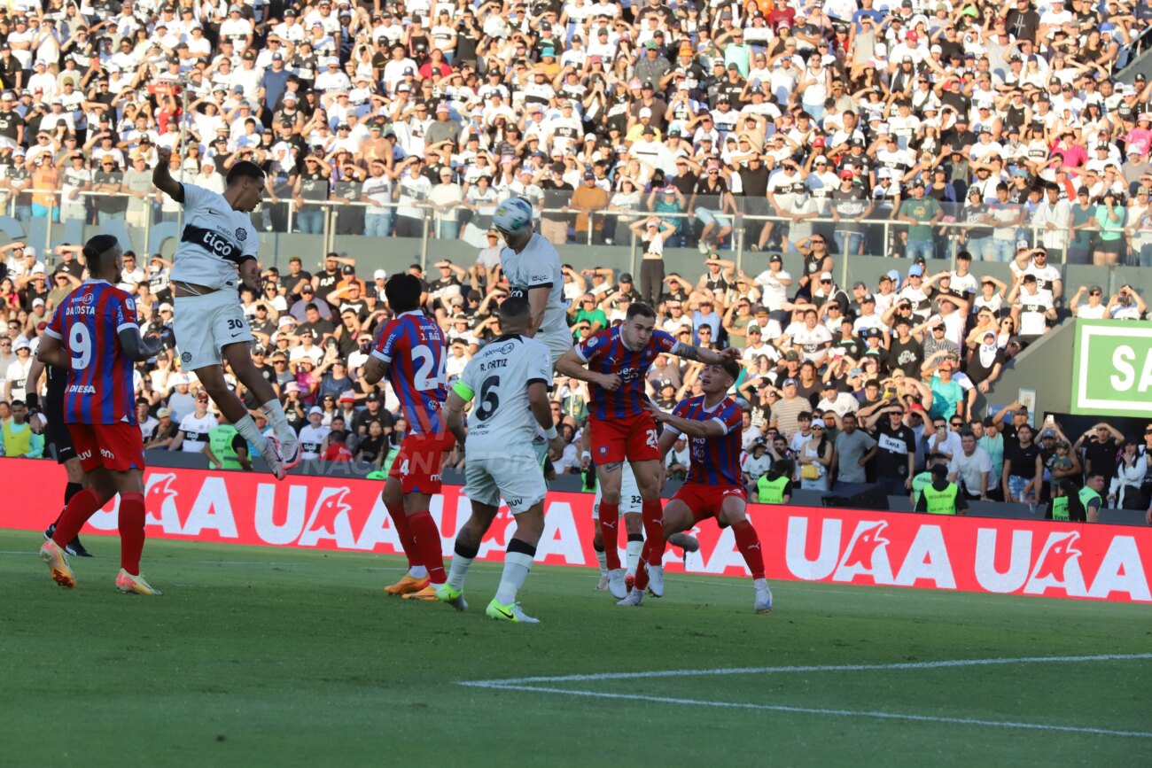 ¡Ya es goleada en el primer tiempo! Capasso y un cabezazo para el tercero de Olimpia