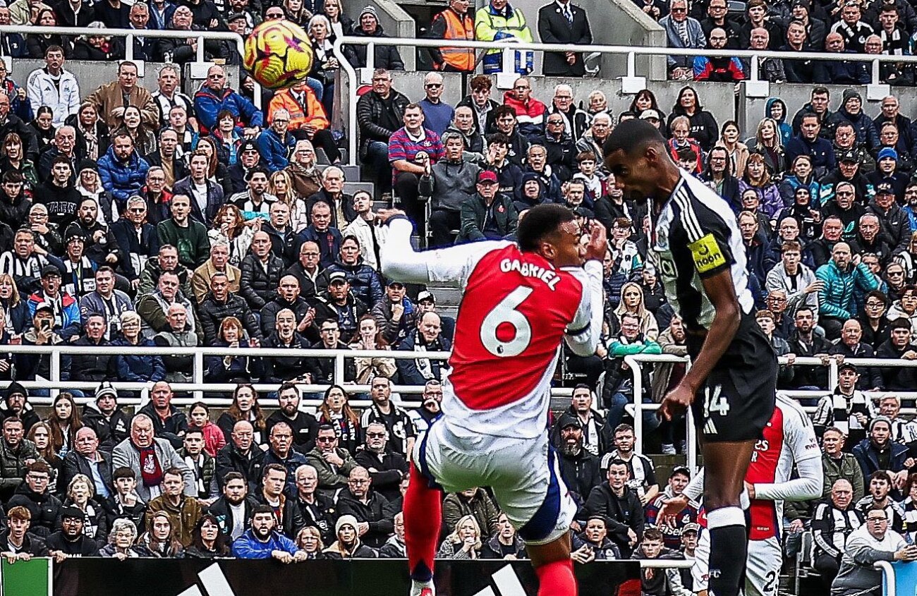 Arsenal naufraga en Newcastle y se complica la pelea por el título