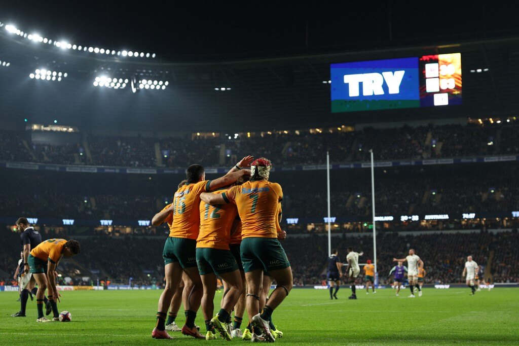 Australia sorprende a Inglaterra con un try en el último suspiro