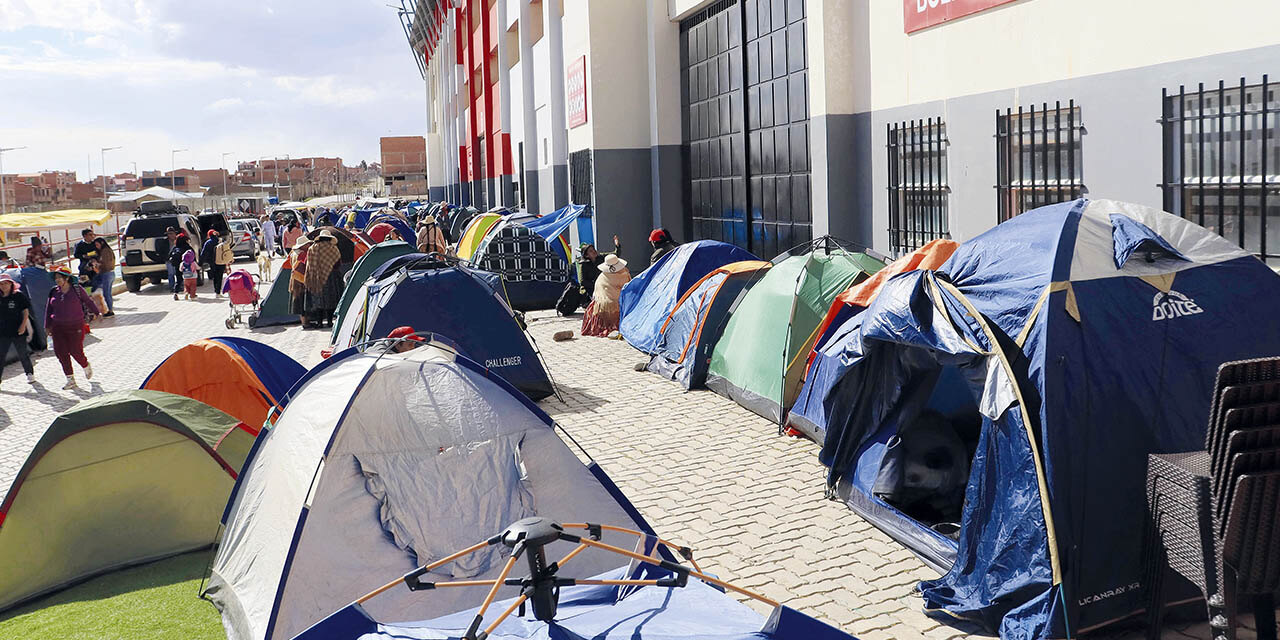 ¡Hinchas acampan por una entrada para el partido entre Bolivia y Paraguay!