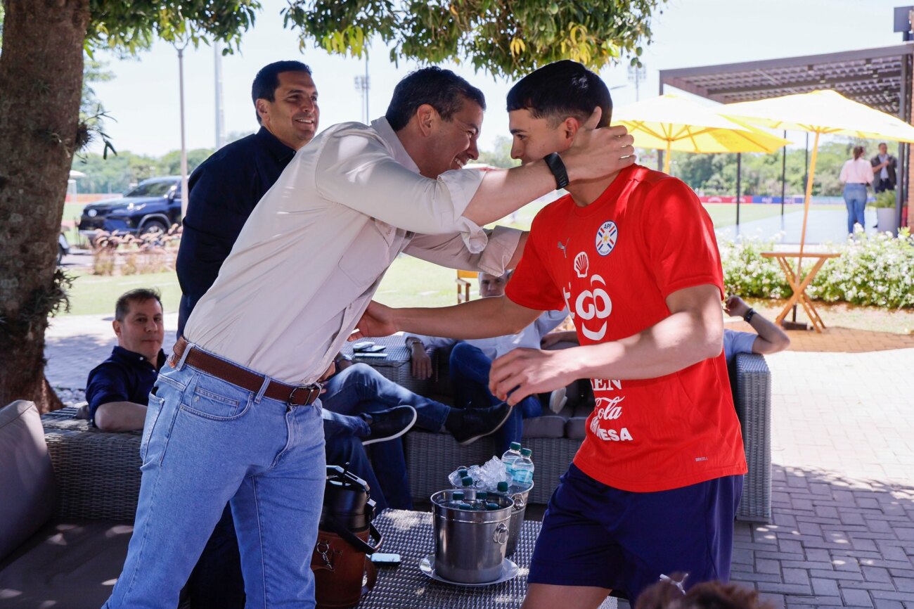 Ya se volvió una cábala: Santiago Peña compartió con el plantel de la Albirroja