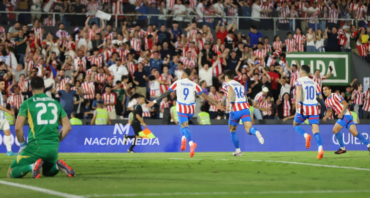 El "Dibu" Martínez se quejó del campo de juego tras perder contra Paraguay