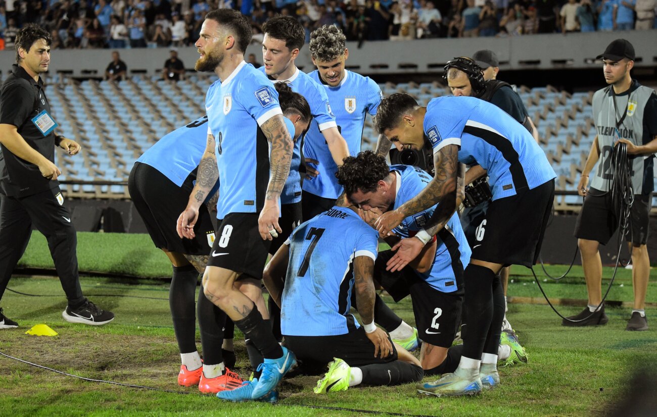 Uruguay revive ante Colombia en un partido de locos