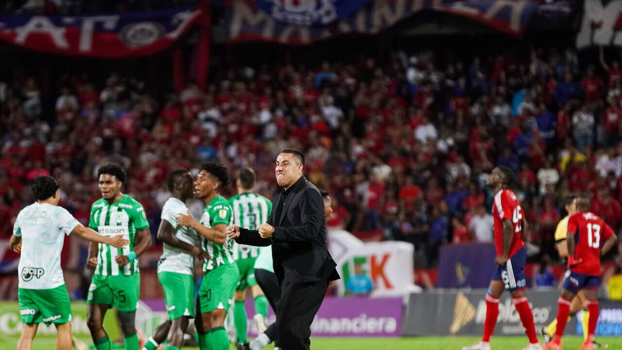 Prohíben a DT de Atlético Nacional entrar a estadios de Colombia por "provocar" a hinchas rivales