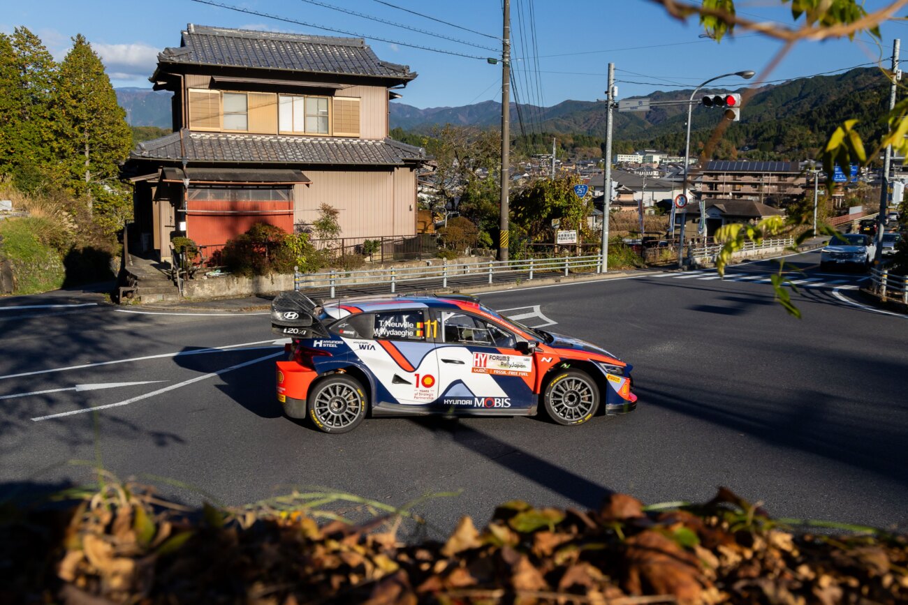 Tänak sigue líder en Japón, pero Neuville se acerca al título WRC