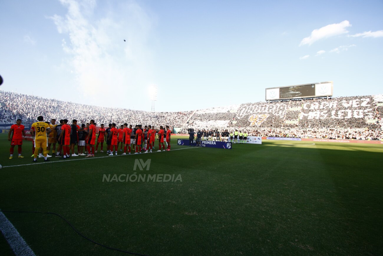 Nacional homenajeó a Olimpia con el "pasillo de campeones"