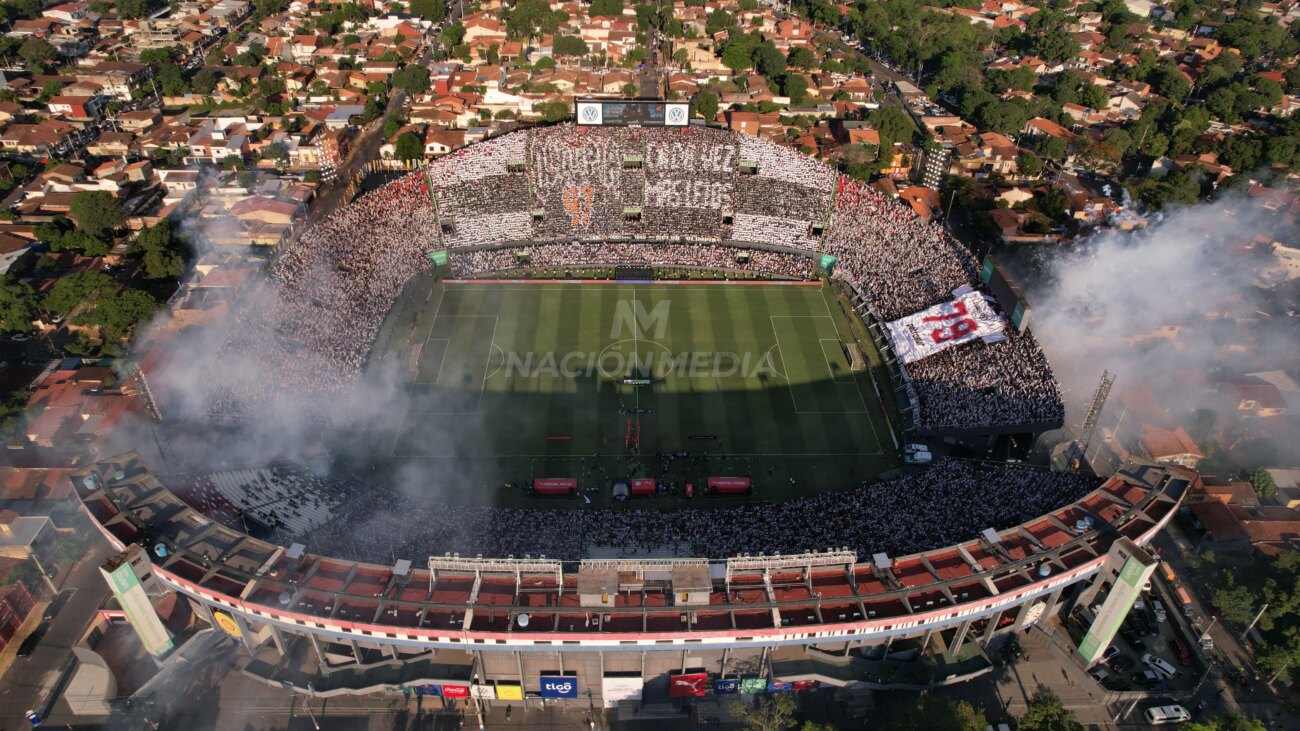 "Cada vez más lejos": Así fue el recibimiento de la hinchada de Olimpia a los campeones