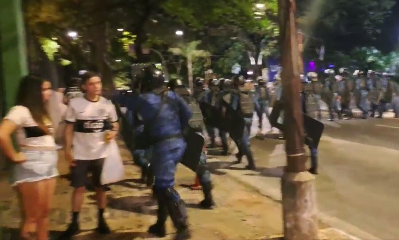 Indignante: Policía agrede a hincha sin razón alguna