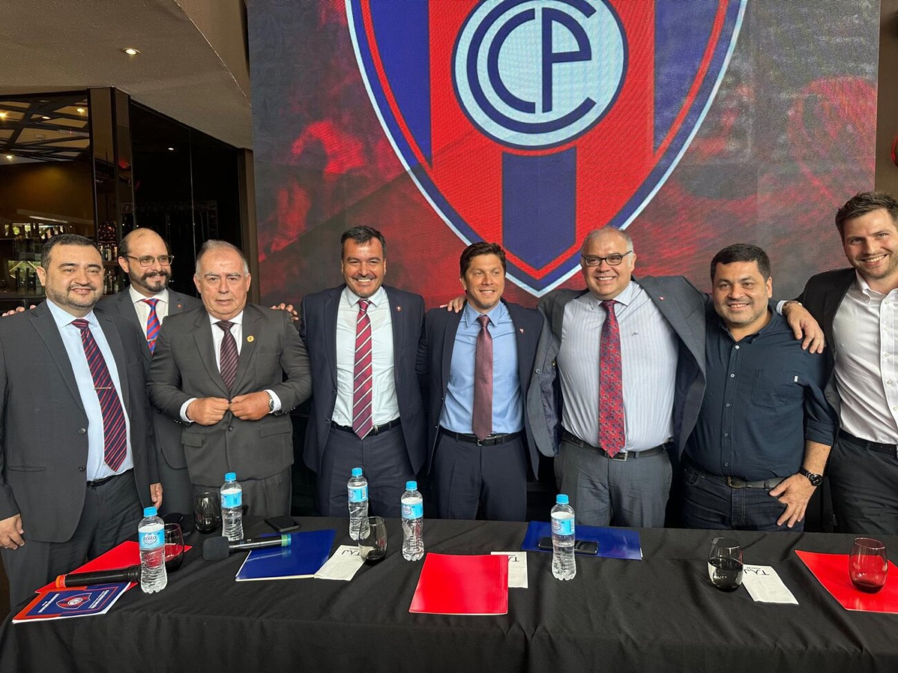 Cerro: La oposición promete un entrenador "clase A"