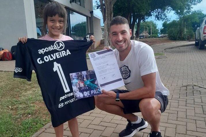 ¡Crack fuera de las canchas! El "contrato" que firmó Olveira con una pequeña fan