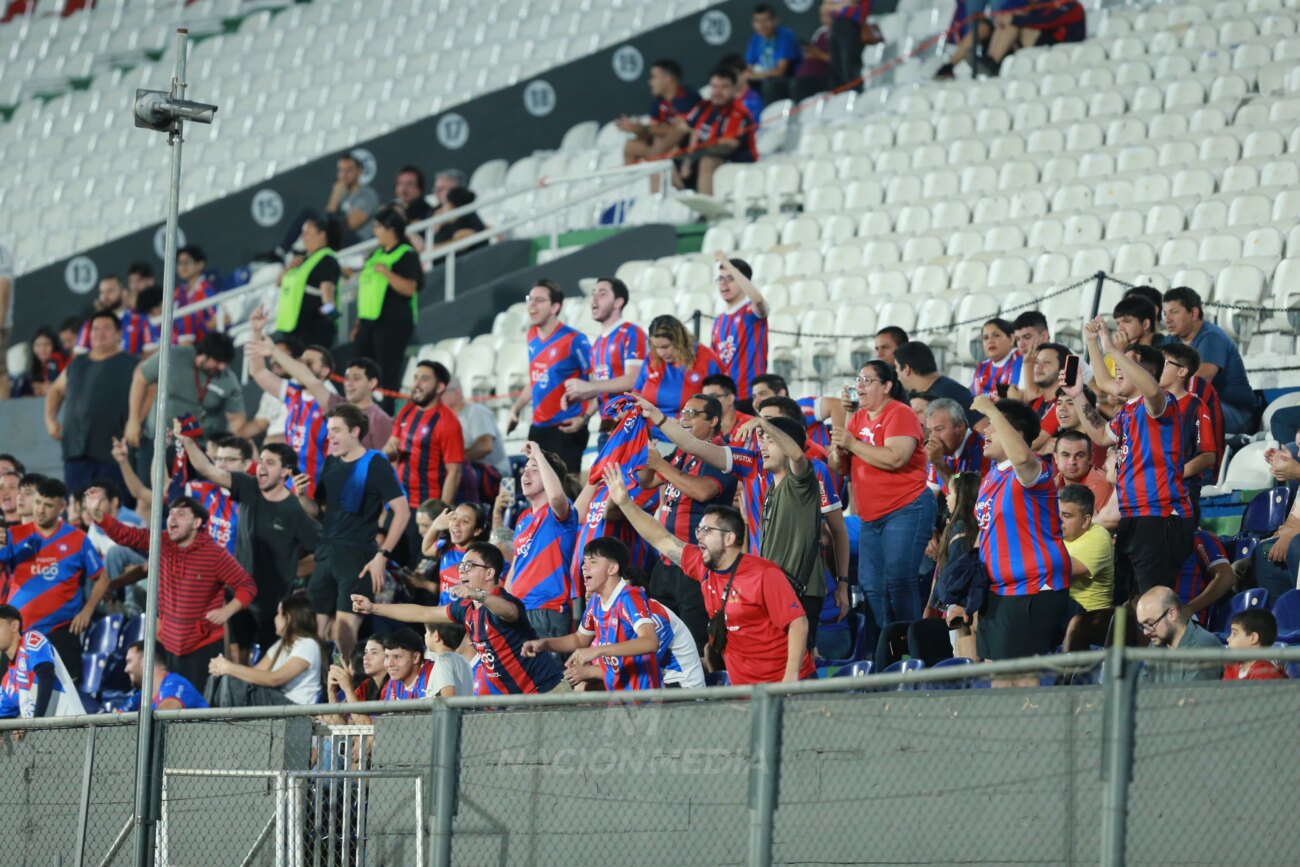 Cánticos contra la directiva, críticas a los jugadores y ambiente caldeado en el último partido de Cerro