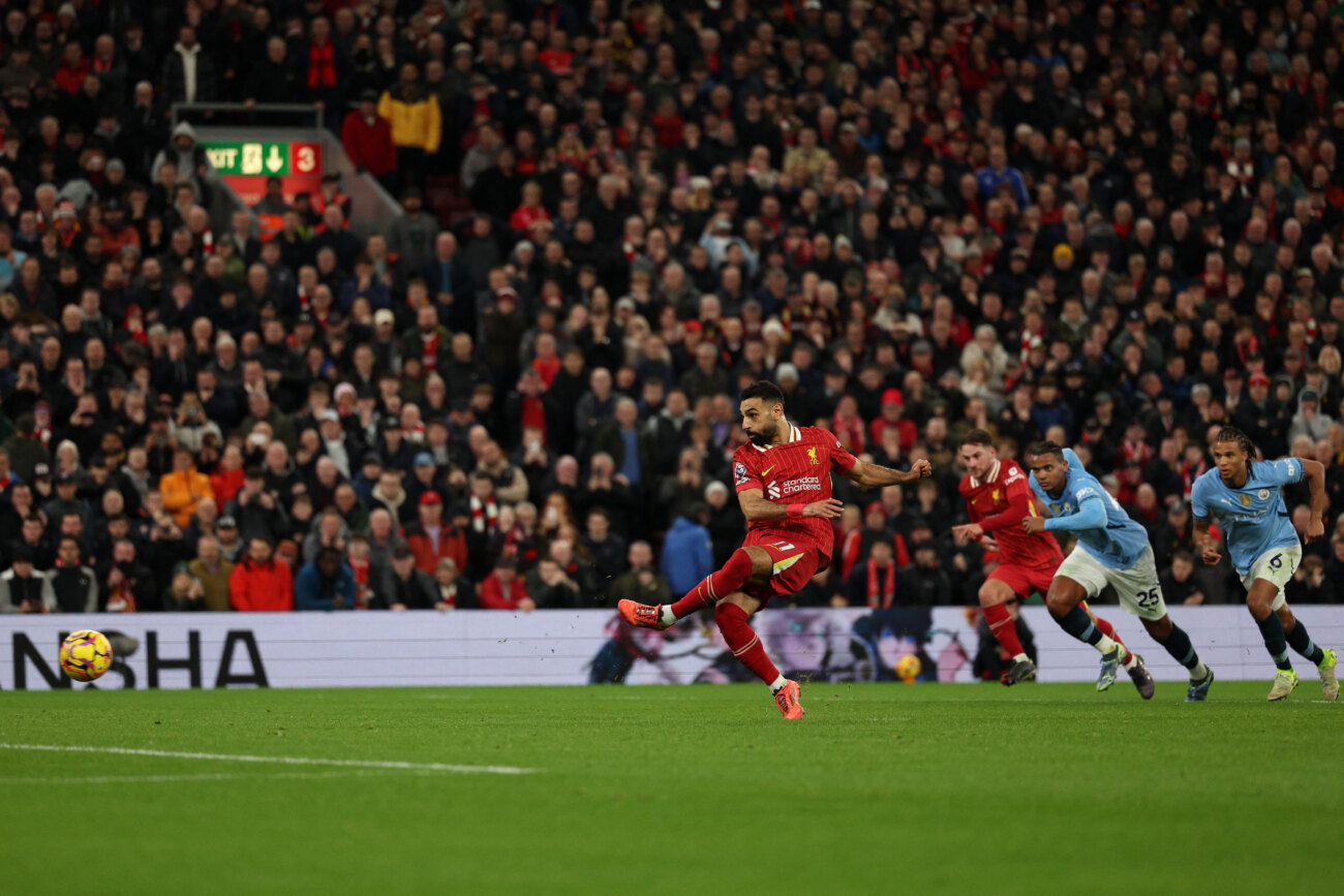 Liverpool derrota al Manchester City y se escapa en la cima de la Premier League