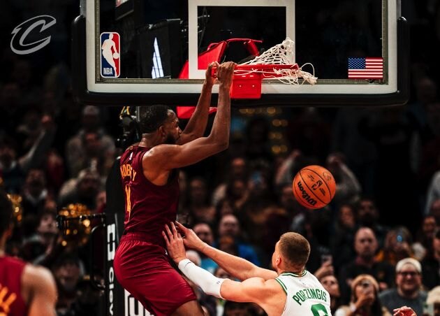 Cavs tumban a Boston en duelo por la cima