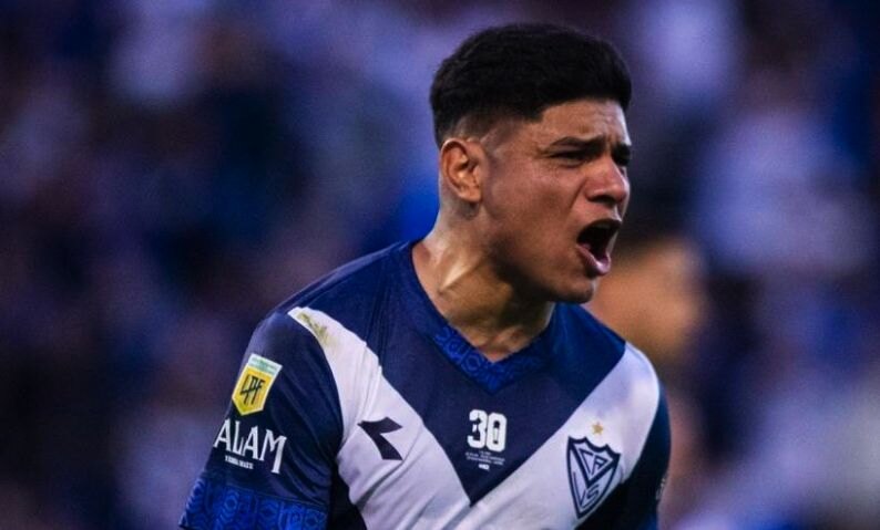 Aquino festeja y Vélez acaricia el título de la Liga argentina