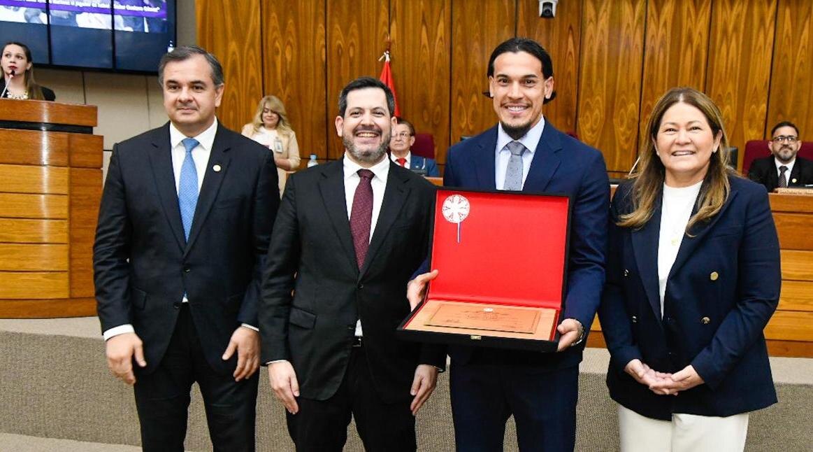 Condecoración del Congreso Nacional a Gustavo Gómez