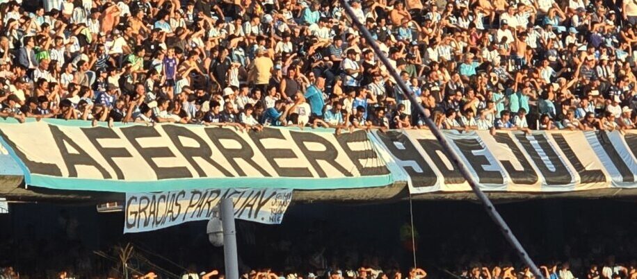 Racing dedicó una bandera a Paraguay en el Cilindro de Avellaneda