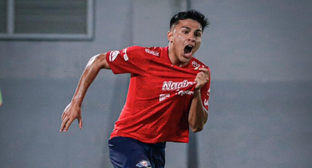 ¡Sigue el romance! Héctor Bobadilla le anota al puntero en el fútbol boliviano