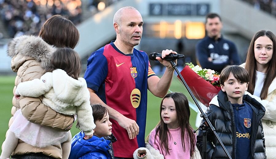 Andrés Iniesta se "despide" ante 45.000 espectadores en Tokio