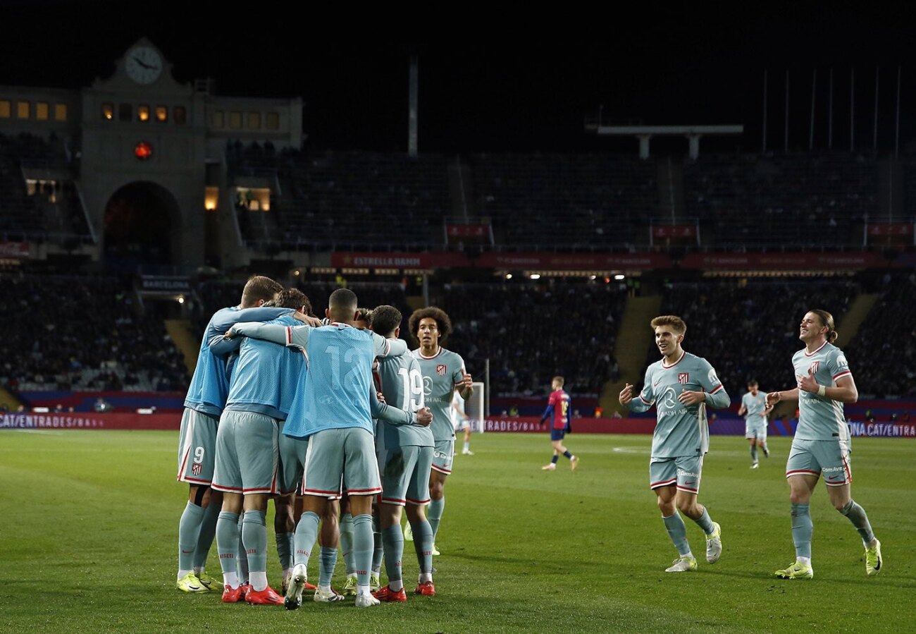 El Atlético de Madrid amarga al Barcelona y le arrebata el liderato