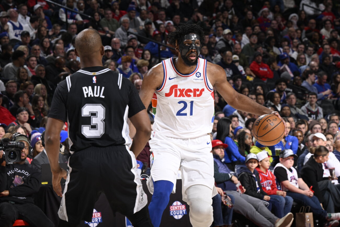 Embiid expulsado en la victoria de los Sixers sobre los Spurs