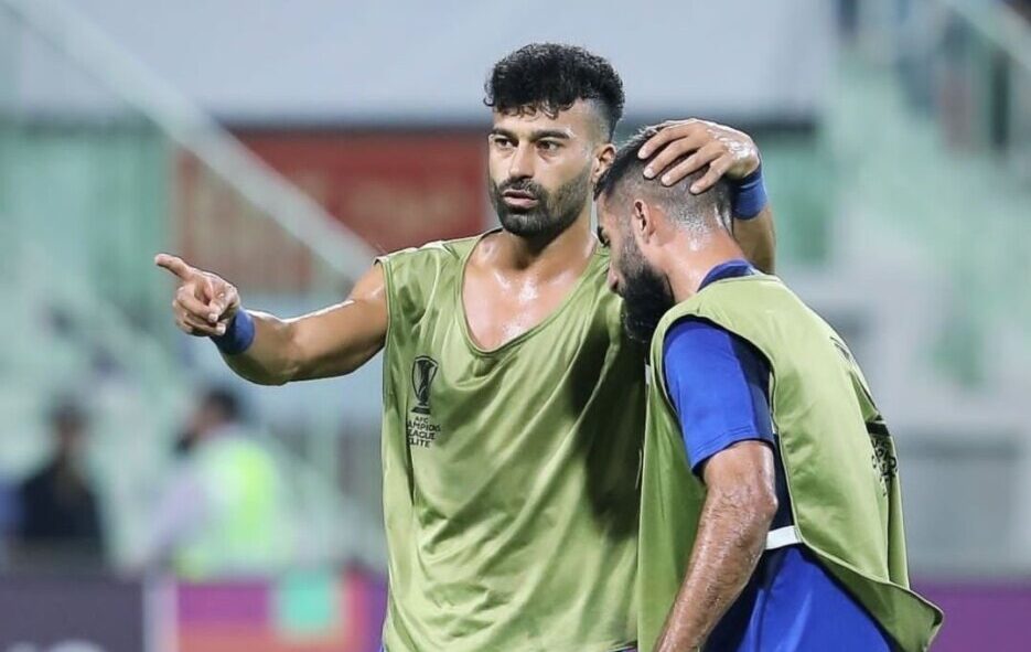 Futbolista iraní en problemas por abrazar a una aficionada antes de un partido