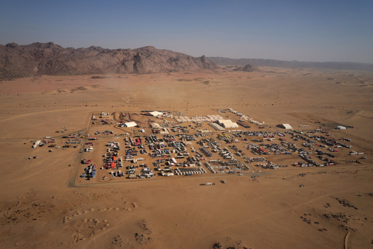 La frenética logística del Dakar en medio del desierto saudita