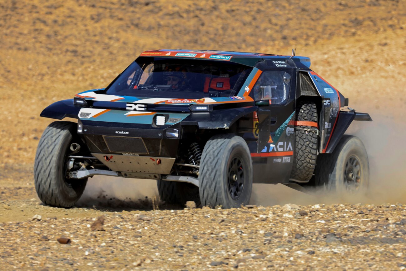 Al Attiyah da el primer golpe en el Dakar en jornada negra para Sainz y Loeb