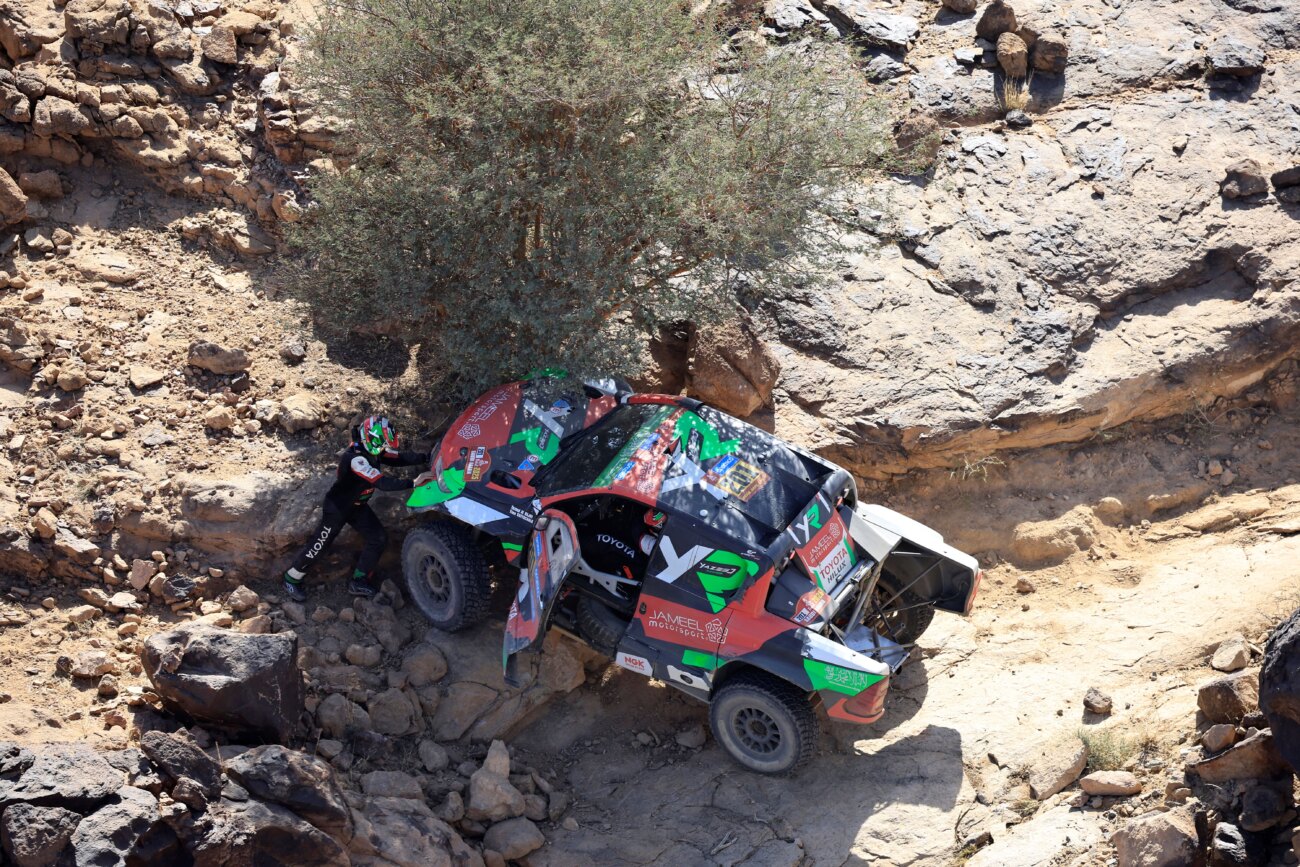 Al-Rajhi gana en autos la etapa maratón del Dakar, Sainz pierde hora y media