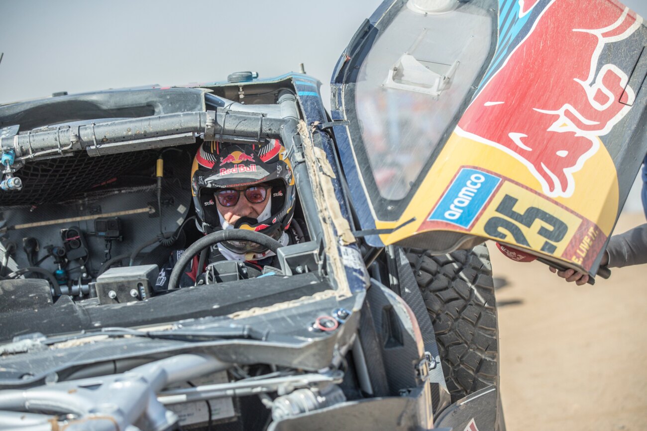 El español Carlos Sainz, vigente campeón en coches, abandonó el Dakar-2025