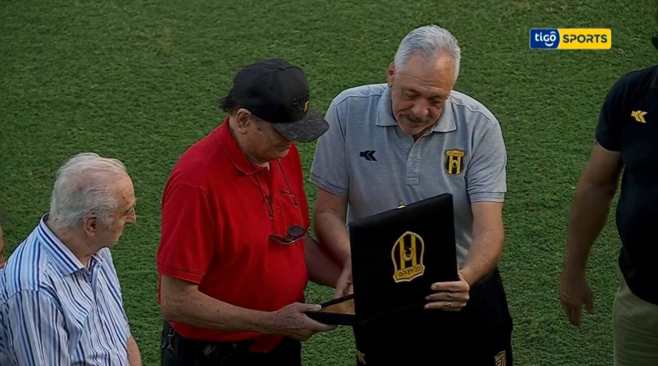 Guaraní rindió homenaje a Raimundo Aguilera, el "Arquero de América"