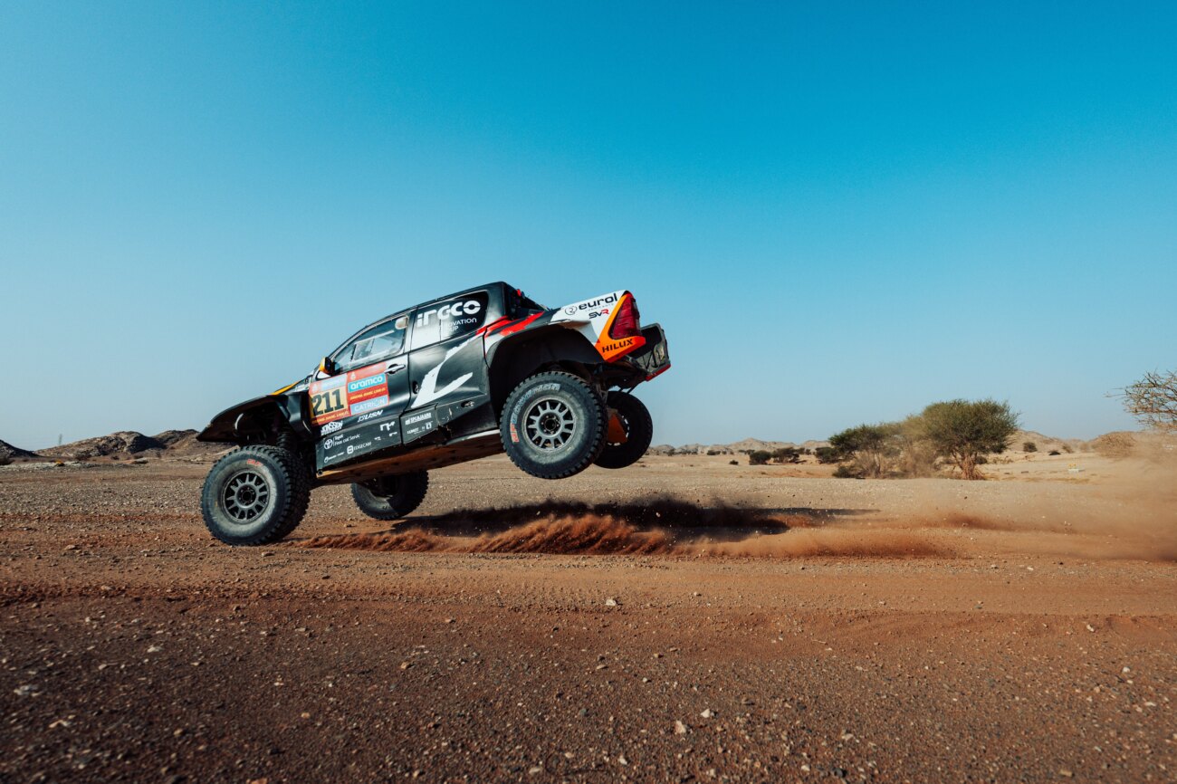 Henk Lategan gana la 8ª etapa en coches del Dakar y se afianza en el liderato