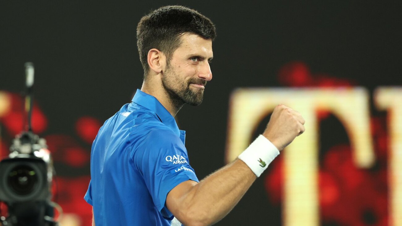 Djokovic se deja un set, pero avanza a segunda ronda en Australia