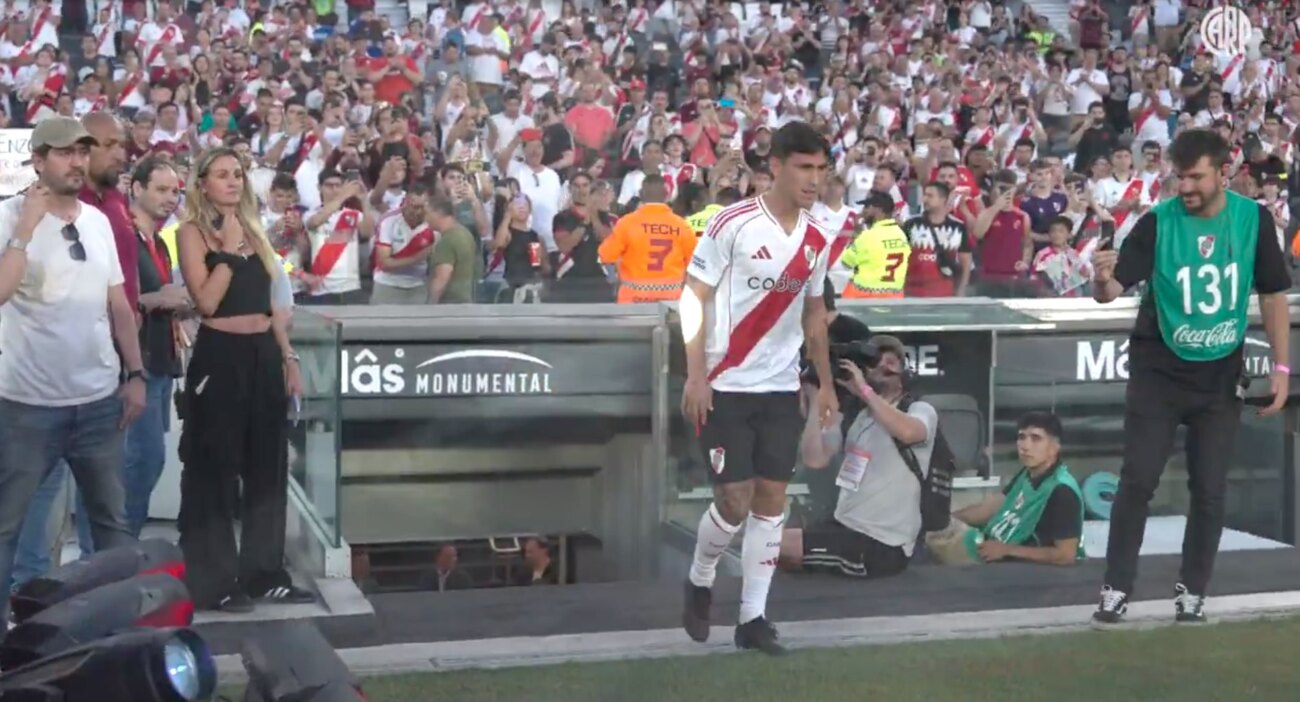 Muy aplaudido: Así fue la presentación de Matías Rojas en River Plate