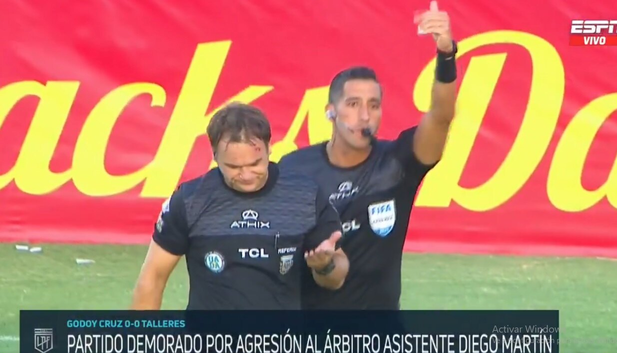 Vuelve la violencia en el fútbol argentino con agresión y suspensión en Mendoza