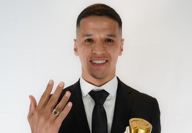 Alex Arce arrasó en la gala de los premios de la temporada 2024 del fútbol ecuatoriano