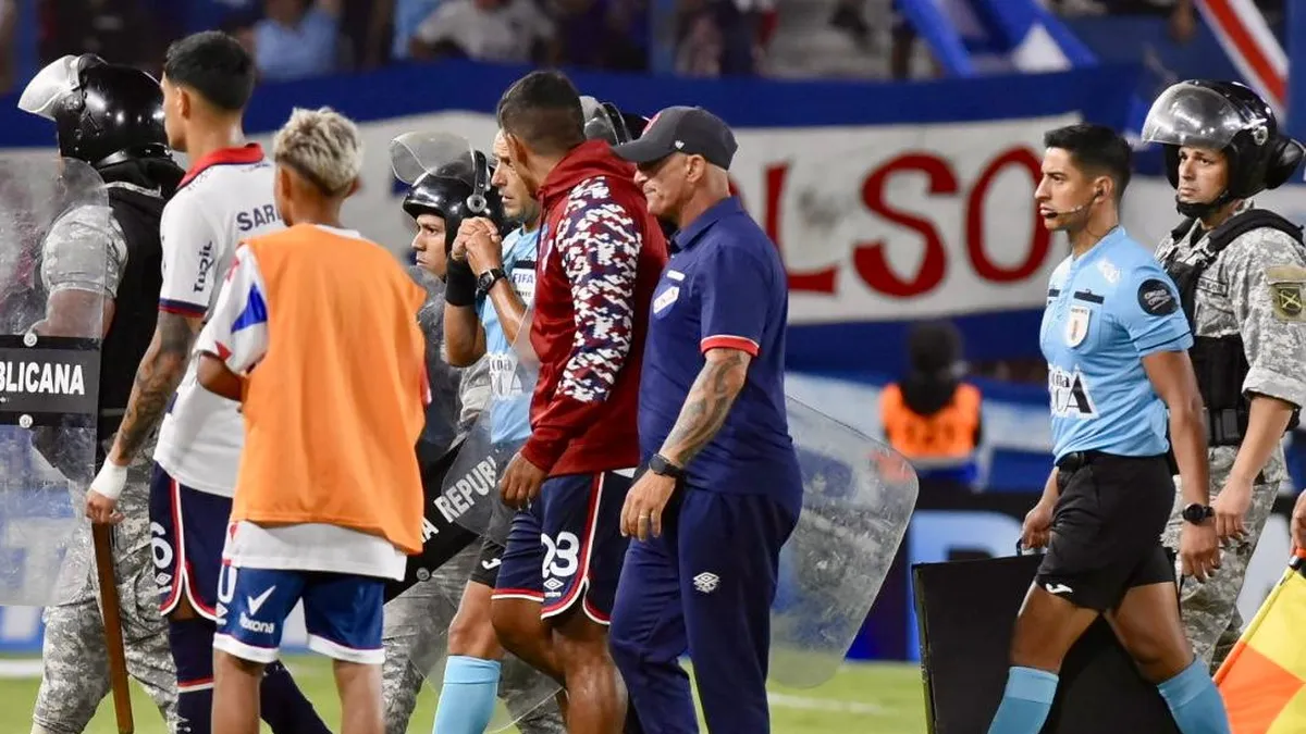 Ni jugó y vio la roja: el show de Polenta en otro incidentado clásico charrúa