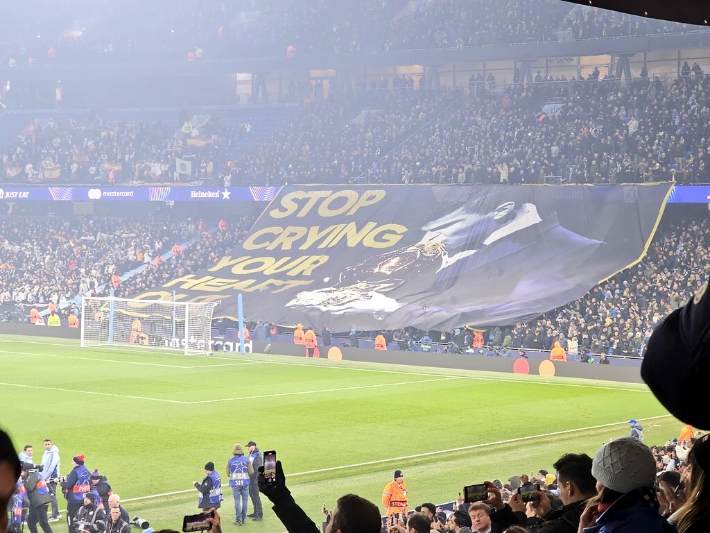 Una bandera en el Etihad se burla de Vinicius por el Balón de Oro ganado por Rodri