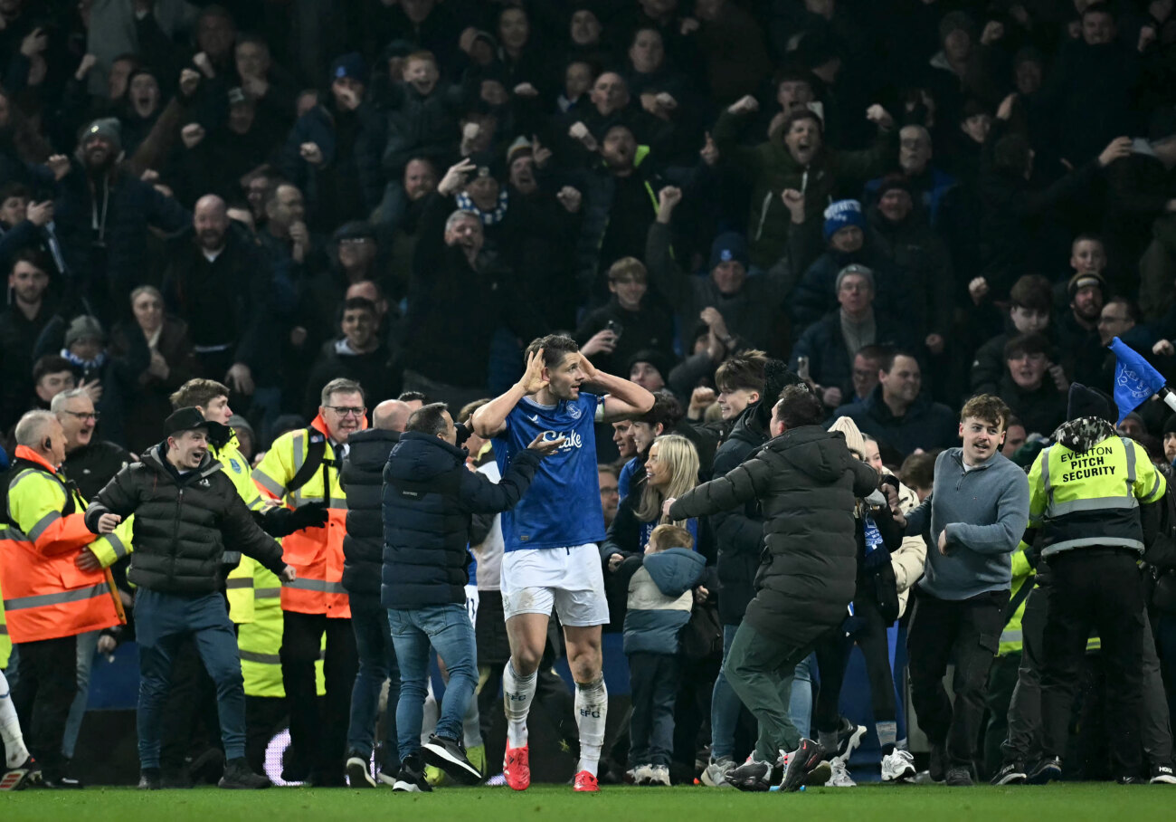 Everton empata agónicamente al Liverpool en último derbi en Goodison Park