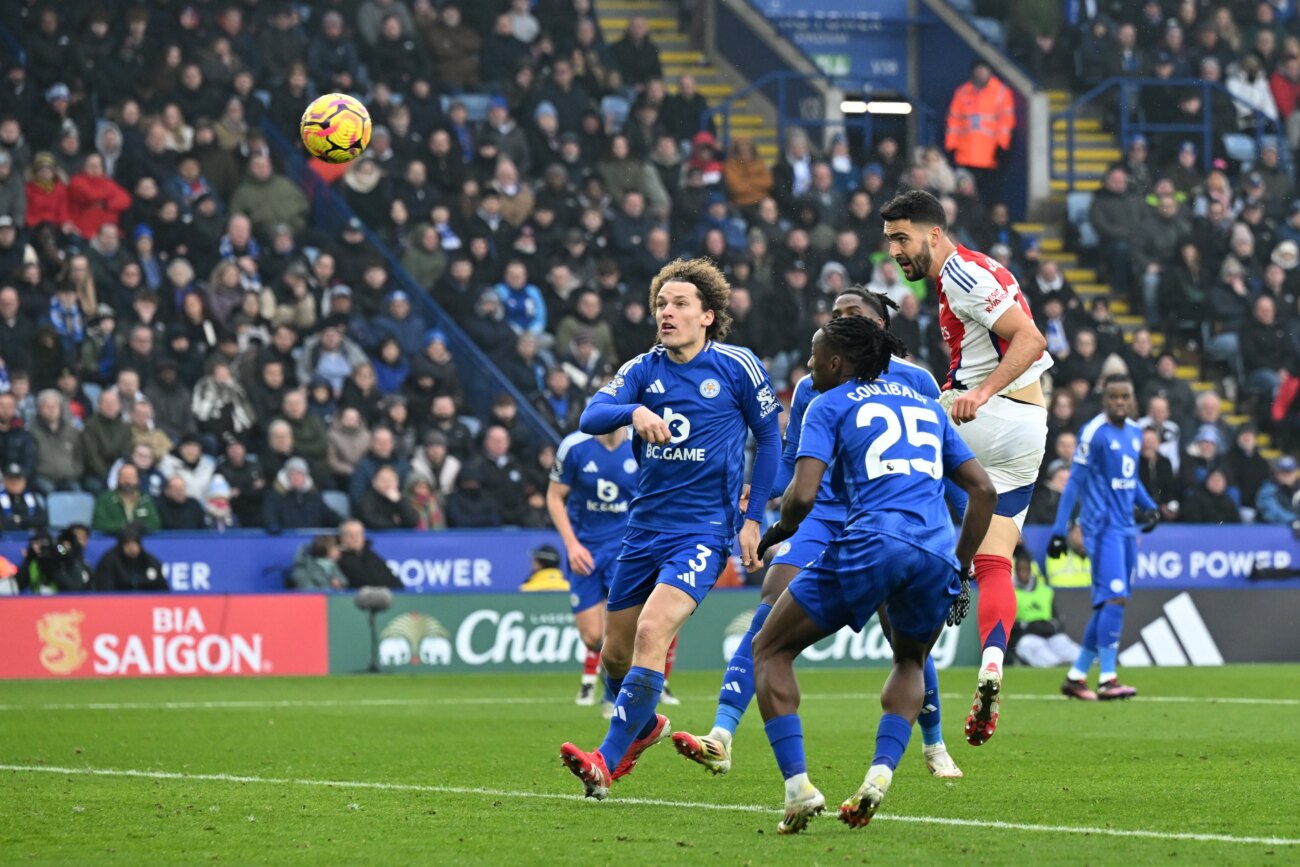 Arsenal derrota al Leicester con doblete del improvisado delantero Mikel Merino