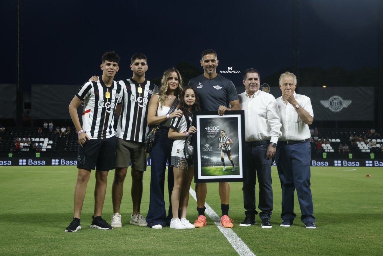 Libertad homenajeó a Roque Santa Cruz por superar 1.000 partidos como profesional